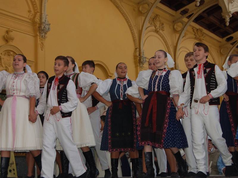 MARIÁNKY PATŘILY FOLKLORU. Mezinárodní folklorní festival Mariánský podzim se tradičně uskutečnil v Mariánských Lázních. Kromě vystoupení na kolonádě nebo v anglikánském kostele měli místní i hosté možnost spatřit krásu lidových krojů při průvodu městem. 