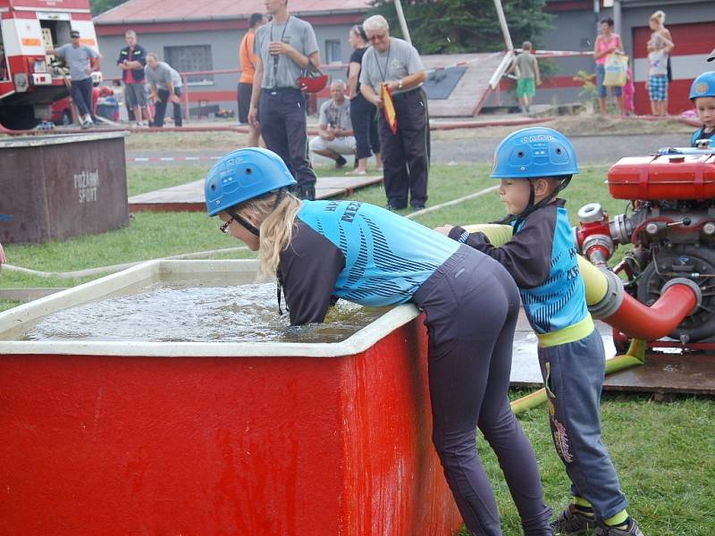 Provést požární útok přišla o víkendu do Plesné více než stovka účastníků. Konal se tam totiž v pořadí již 29. ročník soutěže v požárním sportu O pohár starosty města Plesná.