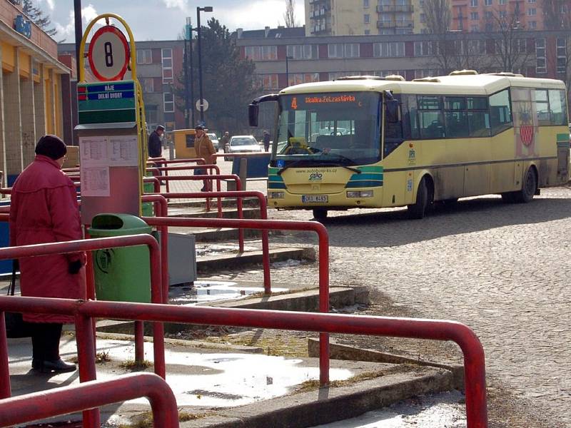 SOUČASNÉ AUTOBUSOVÉ NÁDRAŽÍ neodpovídá představám cestujících. Ti se tady nemají ani kam schovat před deštěm.  Už na podzim letošního roku by se zde ale měl začít stavět nový moderní dopravní terminál. 