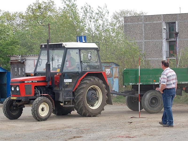 Studenti středních škol a učilišť si dali sraz na školním statku v Dolních Dvorech v oblastním kole soutěže Jízda zručnosti. Osmnáct mladých zemědělců ze šesti škol se zde sešlo, aby ukázali své umění za volantem traktoru. 