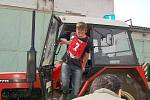 Studenti středních škol a učilišť si dali sraz na školním statku v Dolních Dvorech v oblastním kole soutěže Jízda zručnosti. Osmnáct mladých zemědělců ze šesti škol se zde sešlo, aby ukázali své umění za volantem traktoru. 