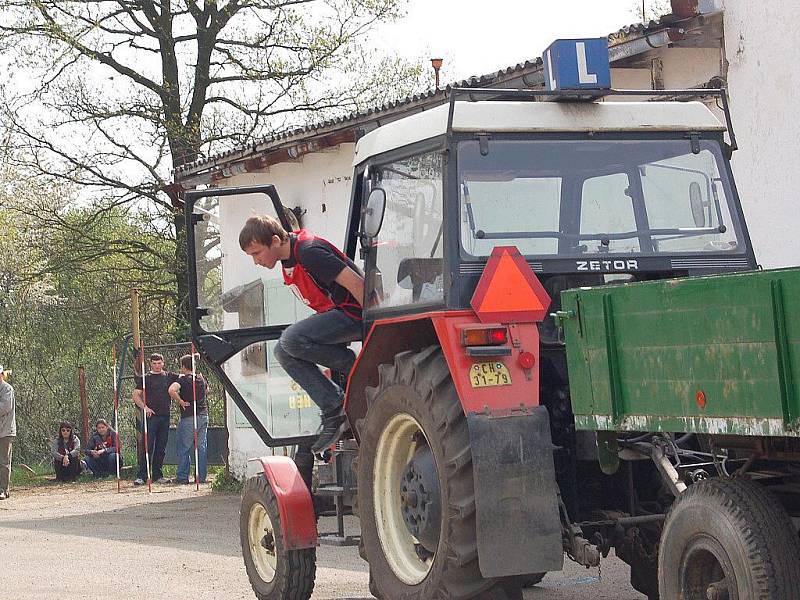 Studenti středních škol a učilišť si dali sraz na školním statku v Dolních Dvorech v oblastním kole soutěže Jízda zručnosti. Osmnáct mladých zemědělců ze šesti škol se zde sešlo, aby ukázali své umění za volantem traktoru. 