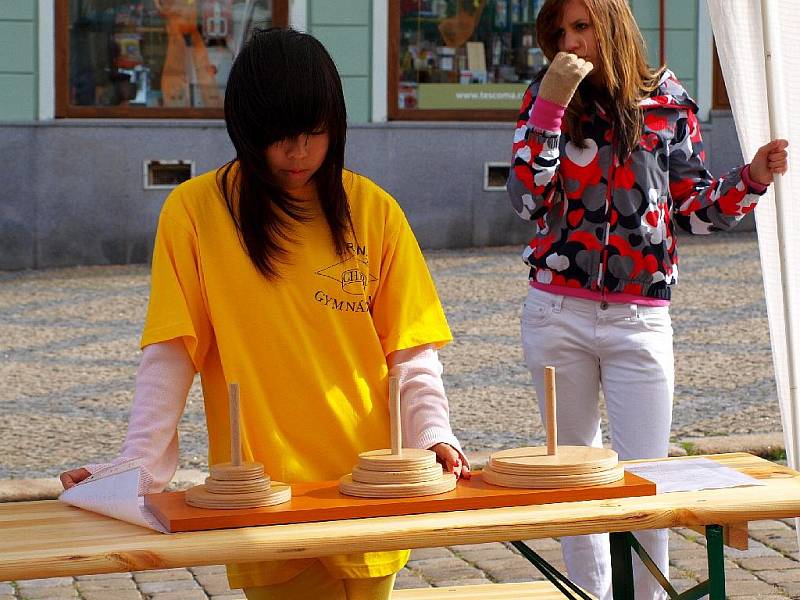 Studenti a učitelé chebského gymnázia opět uspořádali akci Věda před radnicí.