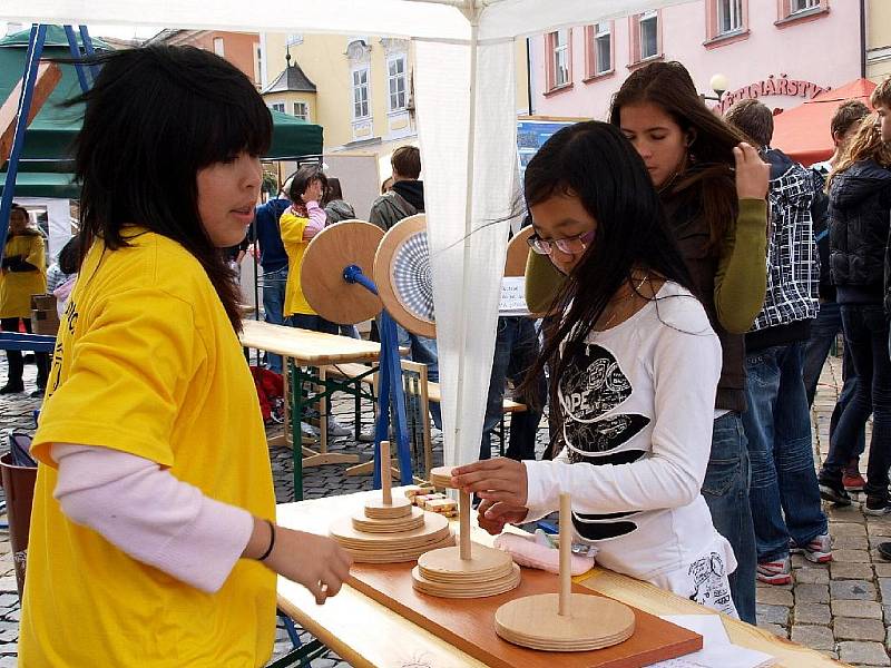 Studenti a učitelé chebského gymnázia opět uspořádali akci Věda před radnicí.