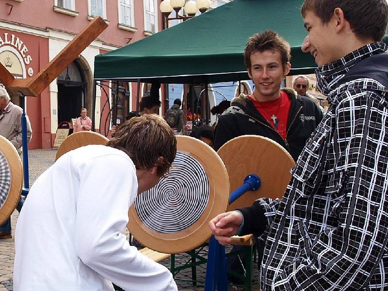 Studenti a učitelé chebského gymnázia opět uspořádali akci Věda před radnicí.