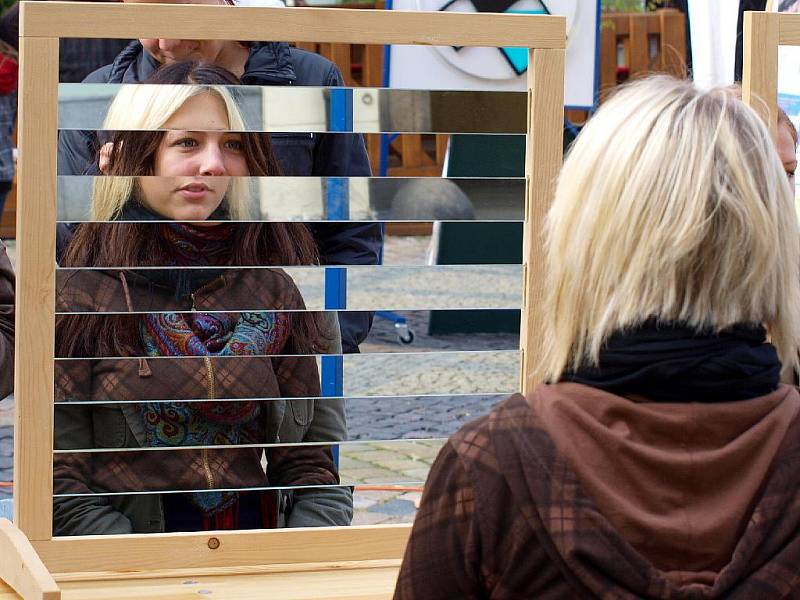 Studenti a učitelé chebského gymnázia opět uspořádali akci Věda před radnicí.