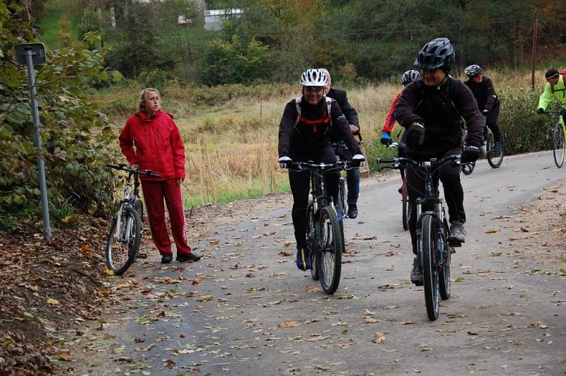 CYKLISTÉ, kteří přišli slavnostně otevřít novou cyklostezku z Doubravy u Aše do Saska, měli možnost ji ihned vyzkoušet. 