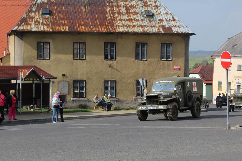 ORIGINÁLNÍ BOJOVÁ TECHNIKA projela v rámci oslav 72. výročí osvobození Karlovarským krajem. Zastávku si military convoy udělal tradičně i v Teplé, kde si všichni mohli vozidla prohlédnout.