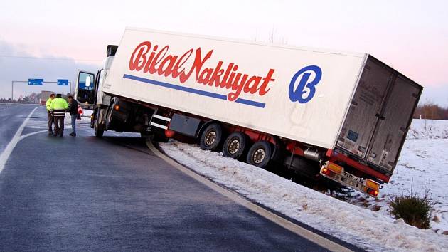 Havarovaný kamion v Pomezí nad Ohří na nájezdu na silnici R6
