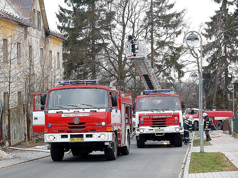 V ašské Kopernikově ulici hořela bývalá kasárna určená k demolici. Uvnitř naštěstí nikdo nebyl. 