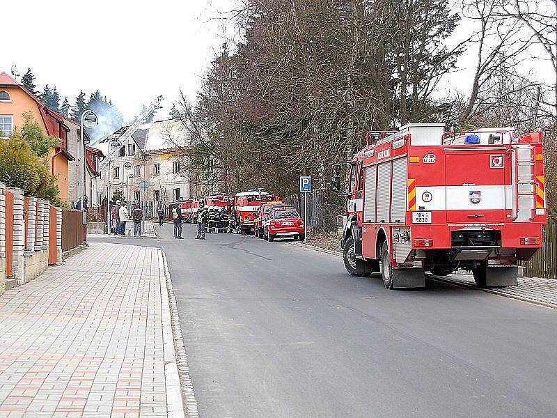 V ašské Kopernikově ulici hořela bývalá kasárna určená k demolici. Uvnitř naštěstí nikdo nebyl. 