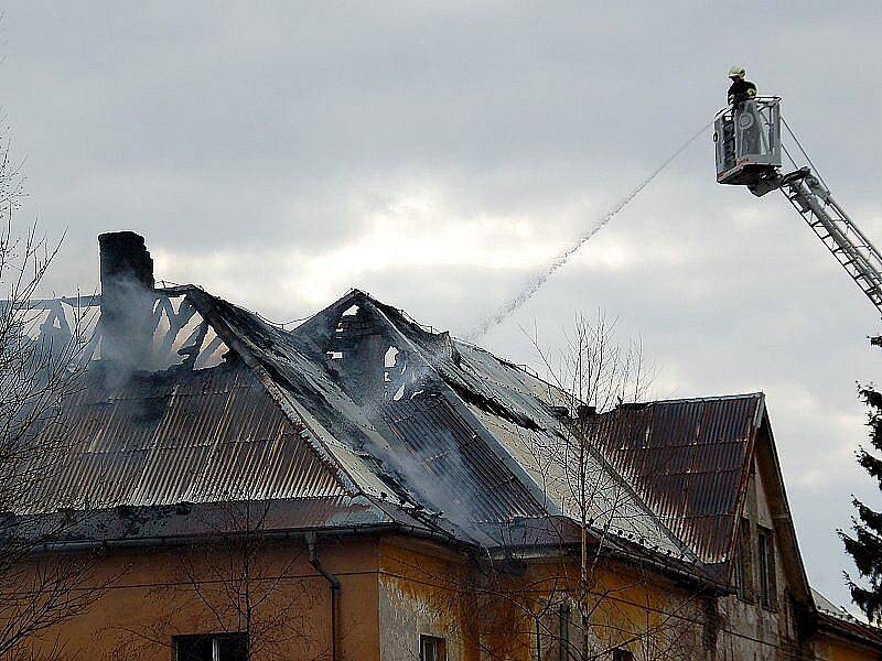 V ašské Kopernikově ulici hořela bývalá kasárna určená k demolici. Uvnitř naštěstí nikdo nebyl. 