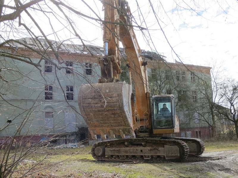 Demolice komplexu kláštera Milosrdných sester v Chebu. 