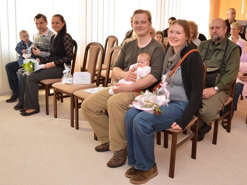 Svou oblibu si stále drží vítání občánků. To pravidelně pořádají také v Dolním Žandově. Tentokrát místní přivítali Amálku Šrailovou, Kristiána Drášila, Jakuba Vachulku a Aničku Šedivou. 