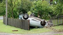 Nehoda. Mladá řidička měla takzvaně z pekla štěstí. Po převrácení na střechu svého auta ve Starém Rybníku vyvázla bez zranění, jen se šokem. 