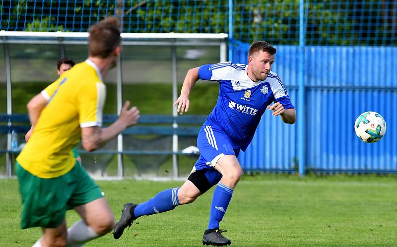 Nejdecký FK udolal před svými fanoušky Františkovy Lázně (ve žlutém) v poměru 2:1.