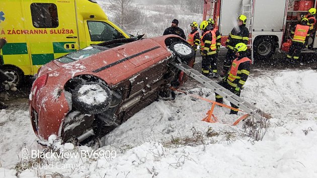 Sníh o víkendu komplikoval dopravu. V Karlovarském kraji způsobil 17 nehod