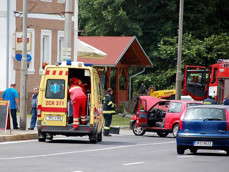 ŘIDIČ osobního vozu Fiat nedal v Pomezí přednost motocyklu a došlo ke střetu. 