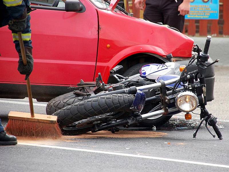 ŘIDIČ osobního vozu Fiat nedal v Pomezí přednost motocyklu a došlo ke střetu. 