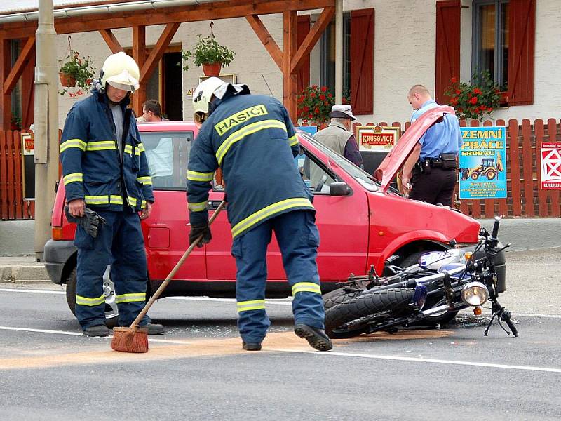 ŘIDIČ osobního vozu Fiat nedal v Pomezí přednost motocyklu a došlo ke střetu. 