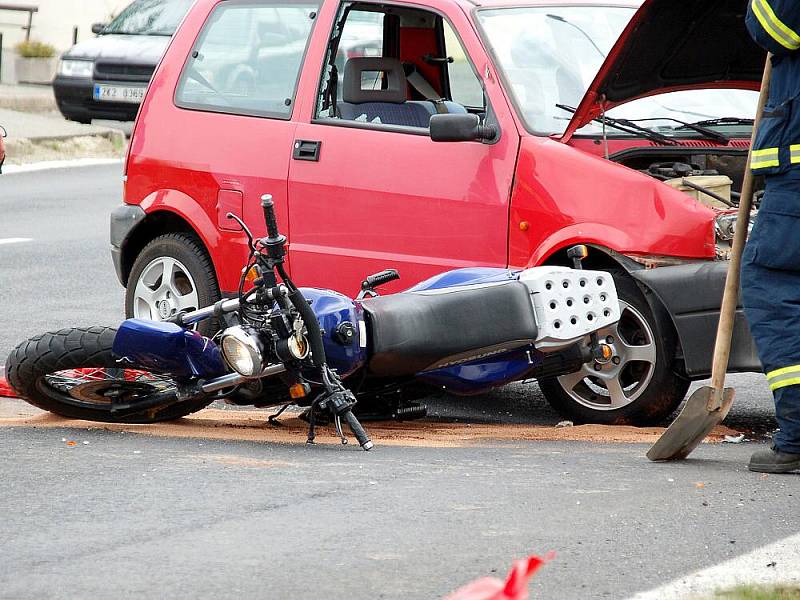 ŘIDIČ osobního vozu Fiat nedal v Pomezí přednost motocyklu a došlo ke střetu. 