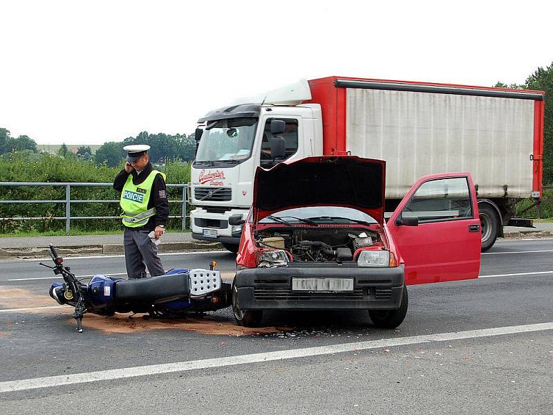 ŘIDIČ osobního vozu Fiat nedal v Pomezí přednost motocyklu a došlo ke střetu. 