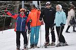 V Mariánských Lázních si lyžaři užívali sněhu na sjezdovce