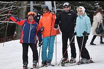 V Mariánských Lázních si lyžaři užívali sněhu na sjezdovce