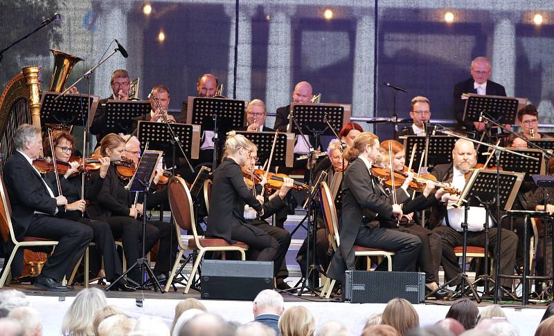 Západočeský symfonický orchestr oslavil narozeniny galakoncertem na kolonádě