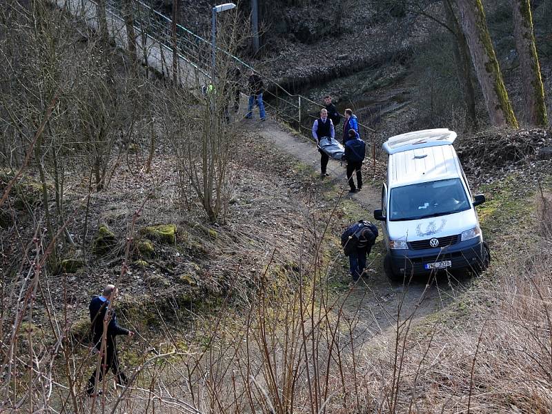 Co stálo za skonem člověka na Seebergu, to zjišťují policisté. Tělo leželo v potoce pod hradem. Případ se stal v pátek odpoledne. 