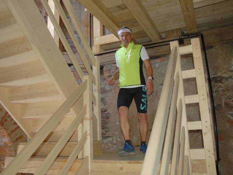 Zdolat 54 984 schodů a zapsat se tak do knihy rekordů. To byl cíl, s kterým do Chebu přijel známý ultramaratonec Miloš Škorpil.