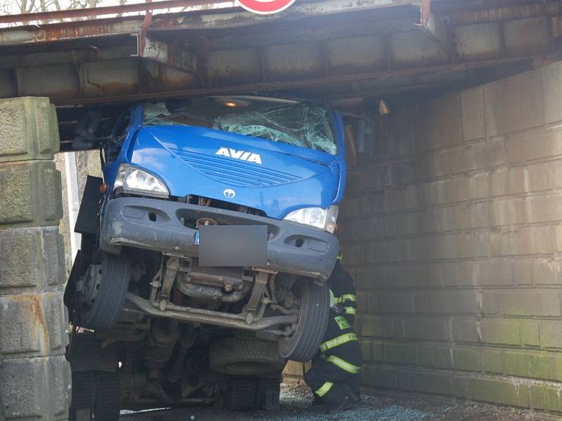 Nepříjemné překvapení čekalo včera na řidiče nákladního vozidla při projíždění pod železničním viaduktem v Nebanicích na Chebsku. Šofér si totiž neuvědomil, že na korbě veze bagr, který je příliš vysoký na to, aby pod viaduktem projel. 