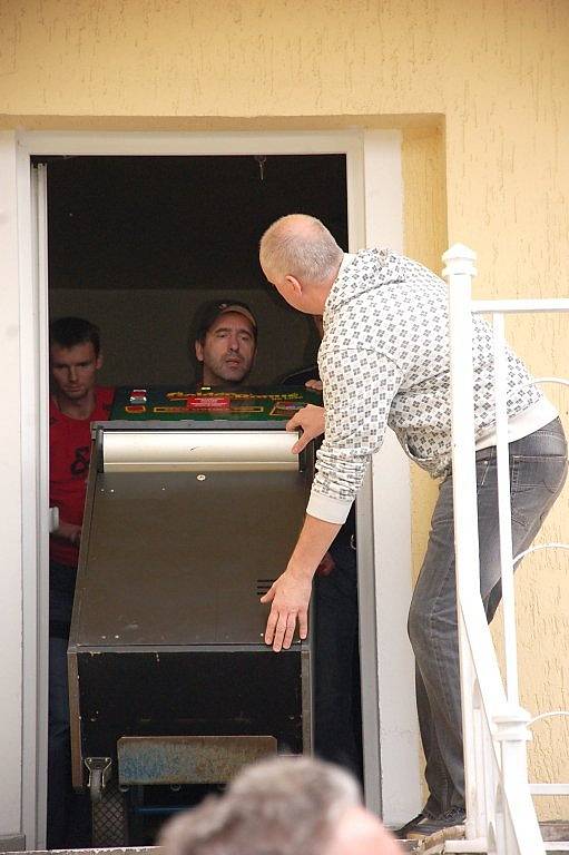 Policie odvezla z jednoho domu ve Františkových Lázních několik herních automatů.  