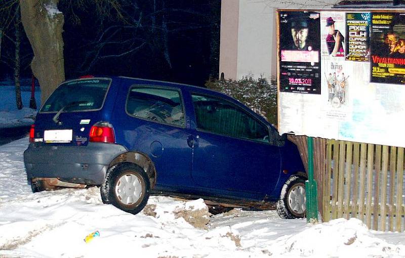 NEHODA. 34letá řidička Renaultu Twingo skončila s vozem v plotě, když jí nedal přednost Opel Vectra v Mokřinách u Aše. 