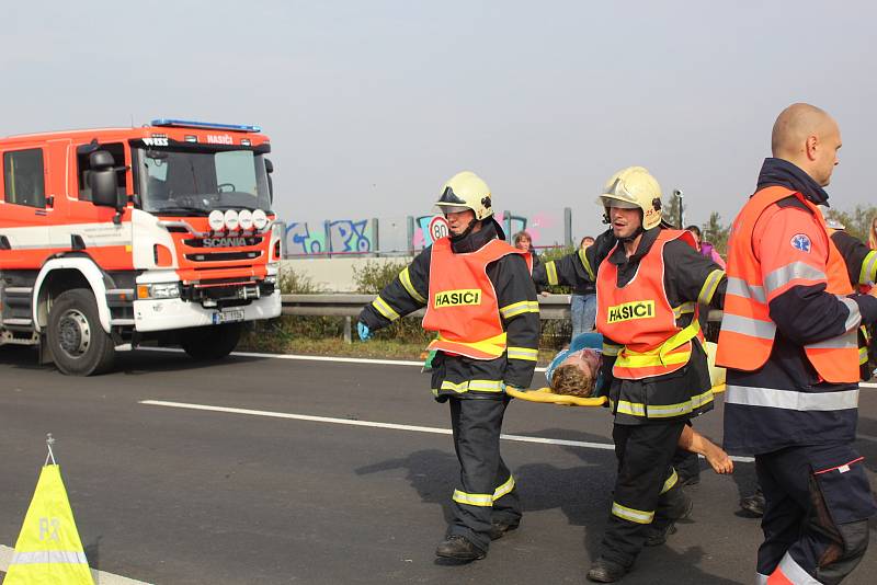 Záchranářské manévry při hromadné nehodě na D6.