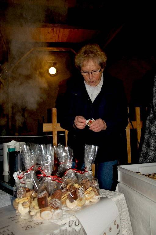 Vystoupení folklorního souboru Marjánek přitáhlo řadu návštěvníků na hrad Seeberg v Ostrohu.