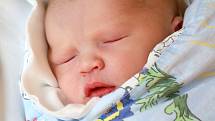 VÍTEK ŠPERL se poprvé rozkřičel ve středu 10. dubna v 1.47 hodin. Při narození vážil 3 710 gramů. Doma v Chebu se z malého Vítka těší sourozenci Adam s Markétou, maminka Štěpánka a tatínek Pavel.