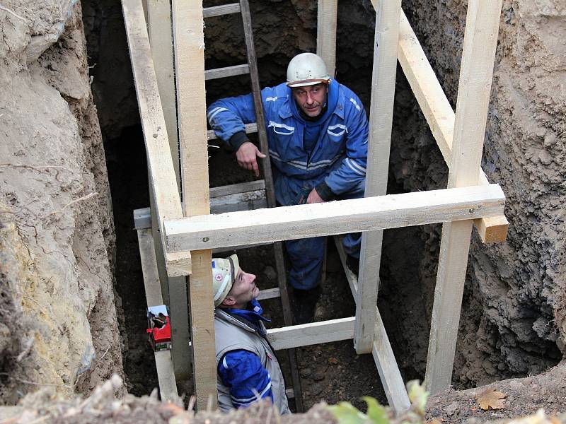 Lžíce malého bagru se opět zakousla do země u vyhaslé sopky Komorní hůrka u Chebu. Vědci tady tak otevřeli další pomocný zářez, který sahá až do hloubky šesti metrů.