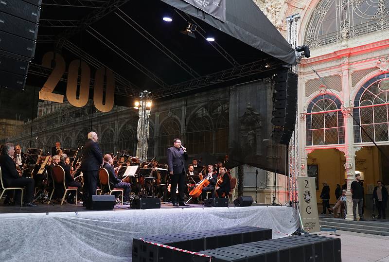 Západočeský symfonický orchestr oslavil narozeniny galakoncertem na kolonádě
