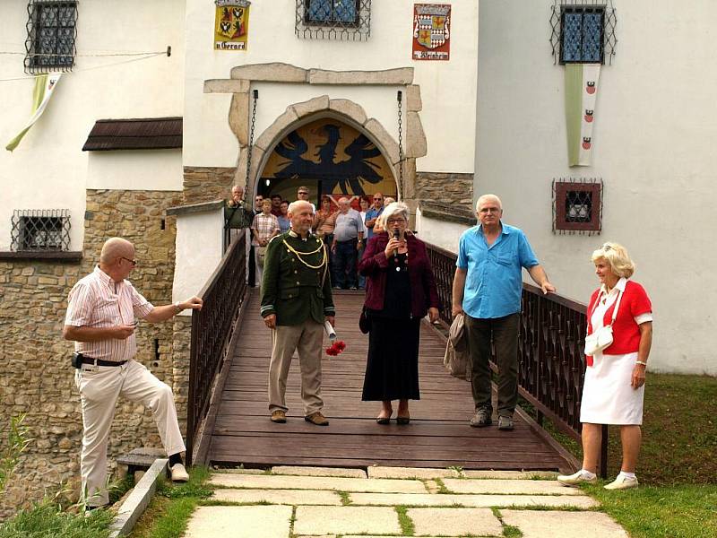 SOBOTNÍ ODPOLEDNE bylo na hradě Seeberg opravdu rušné. Opět se zde totiž uskutečnila Slavnost františkolázeňských ostrostřelců s inspekční návštěvou císaře Františka Josefa I. a arcivévody Karla I., budoucího císaře.   