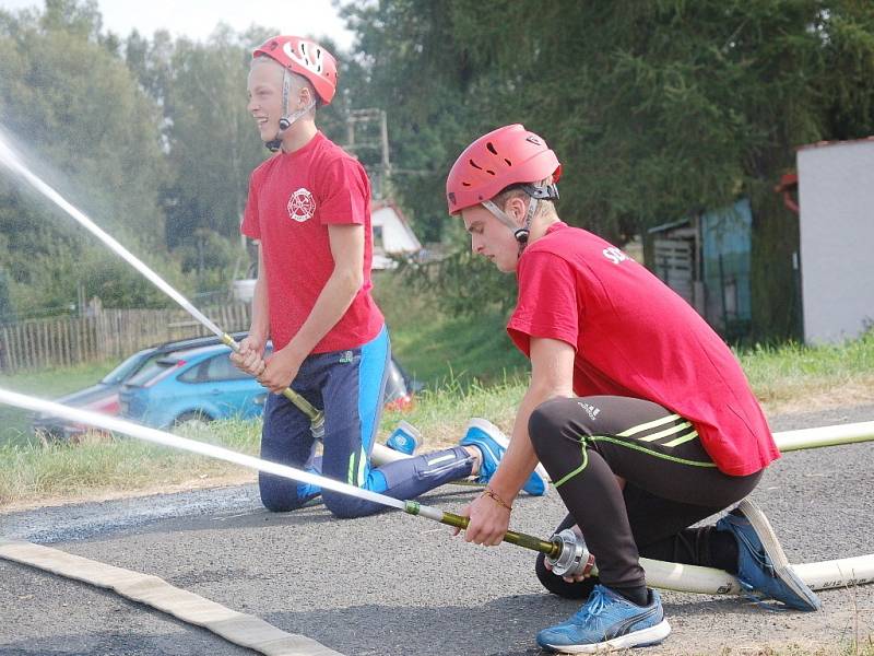 Provést požární útok přišla o víkendu do Plesné více než stovka účastníků. Konal se tam totiž v pořadí již 29. ročník soutěže v požárním sportu O pohár starosty města Plesná.