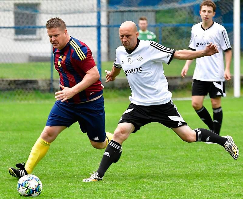 Jedenáct branek obdržel novorolský FK v rámci derby na půdě nejdeckého FK (v bílém), čímž si připsal na účet pátou podzimní porážku.