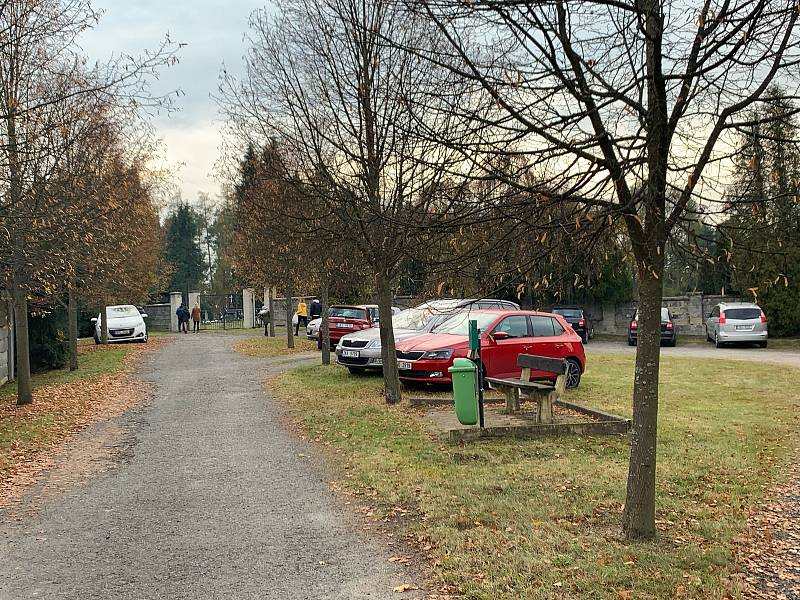 Parkoviště ve Skalné na Chebsku se zaplňovalo od časného rána.