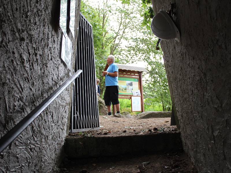 Během sobotního odpoledne se mohli lidé výjimečně podívat do útrob nové štoly pod vyhaslou Komorní hůrkou.