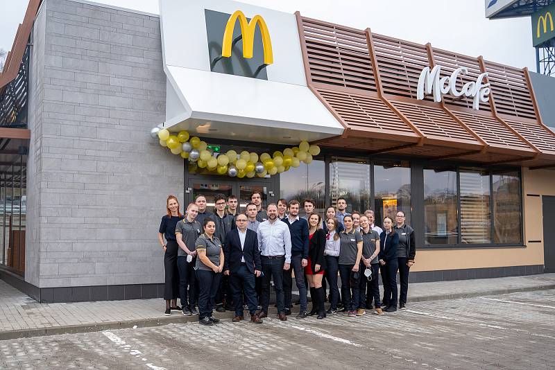 V centru Chebu se v pátek 17. prosince otevřely dveře restaurace McDonald’s. Ta nabízí 90 míst k  sezení uvnitř padesát osm míst na zahrádce, moderní interiér, digitální objednávkové kiosky i objednávky z auta - McDrive.