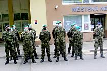 Vojáci, kteří pomáhají zvládnout krizi v mariánskolázeňské nemocnici tam zůstanou o týden více.