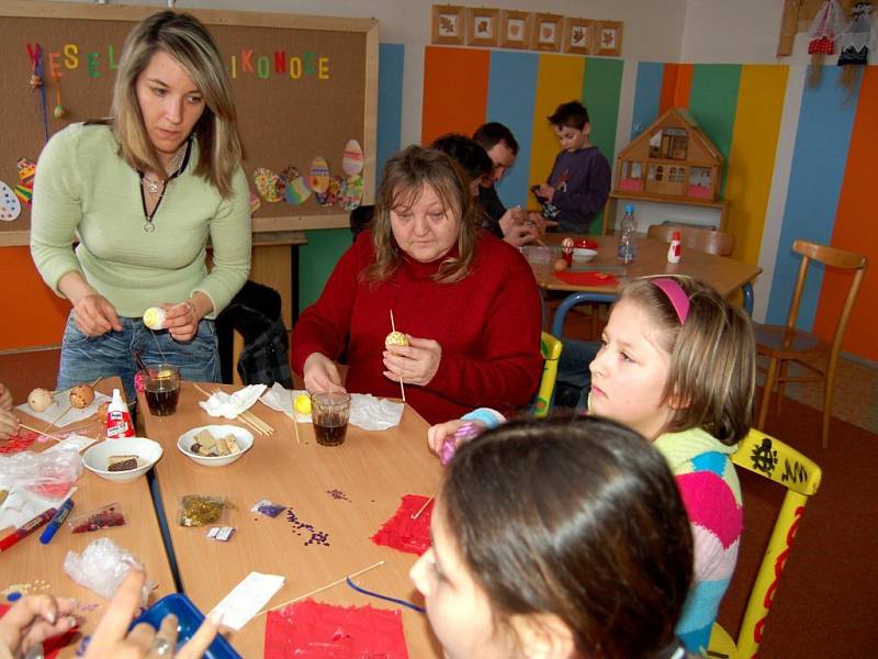 Zdobení kraslic na velikonoční výtvarné dílně na 1. základní škole v Chebu - Skalce