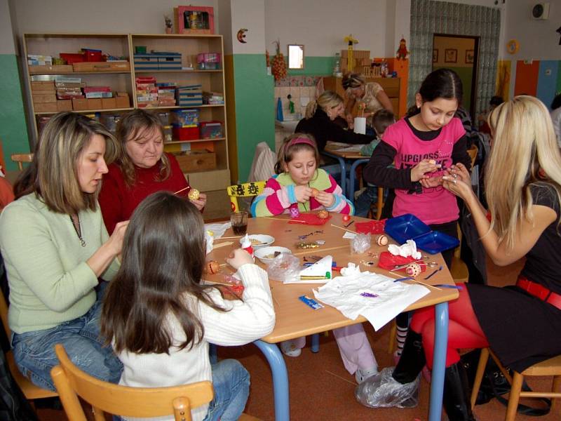 Zdobení kraslic na velikonoční výtvarné dílně na 1. základní škole v Chebu - Skalce