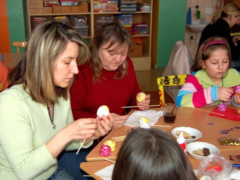 Zdobení kraslic na velikonoční výtvarné dílně na 1. základní škole v Chebu - Skalce