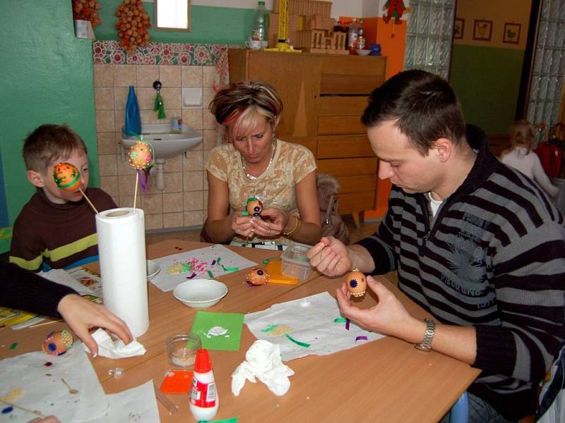 Zdobení kraslic na velikonoční výtvarné dílně na 1. základní škole v Chebu - Skalce